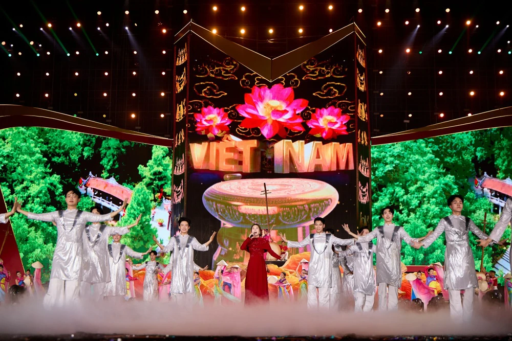 Hương Tràm dâng trào cảm xúc khi trình diễn ca khúc “Việt Nam tinh hoa” - Ảnh 3.