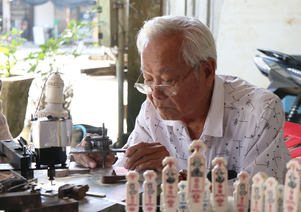 Giữ lại ký ức Tết xưa bằng nghề làm xăm hường truyền thống - Ảnh 2.