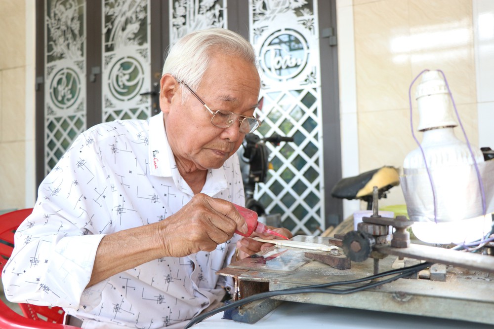 Giữ lại ký ức Tết xưa bằng nghề làm xăm hường truyền thống - Ảnh 1.