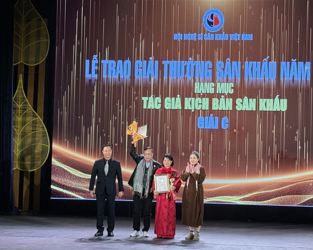 Trao 38 Giải thưởng Sân khấu năm 2025 cho các nghệ sĩ, tác giả, tác phẩm xuất sắc - Ảnh 2. Trao 38 Giải thưởng Sân khấu năm 2025 cho các nghệ sĩ, tác giả, tác phẩm xuất sắc - Ảnh 2.