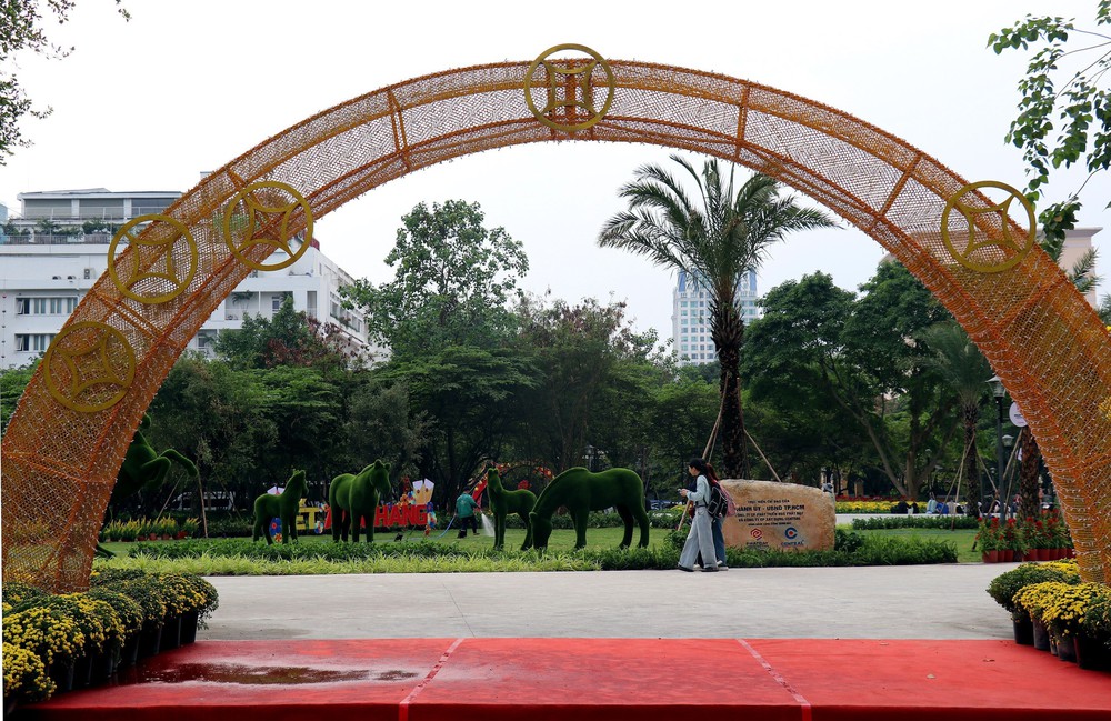 TP. Hồ Chí Minh làm mới không gian đô thị đón Tết - Ảnh 4.