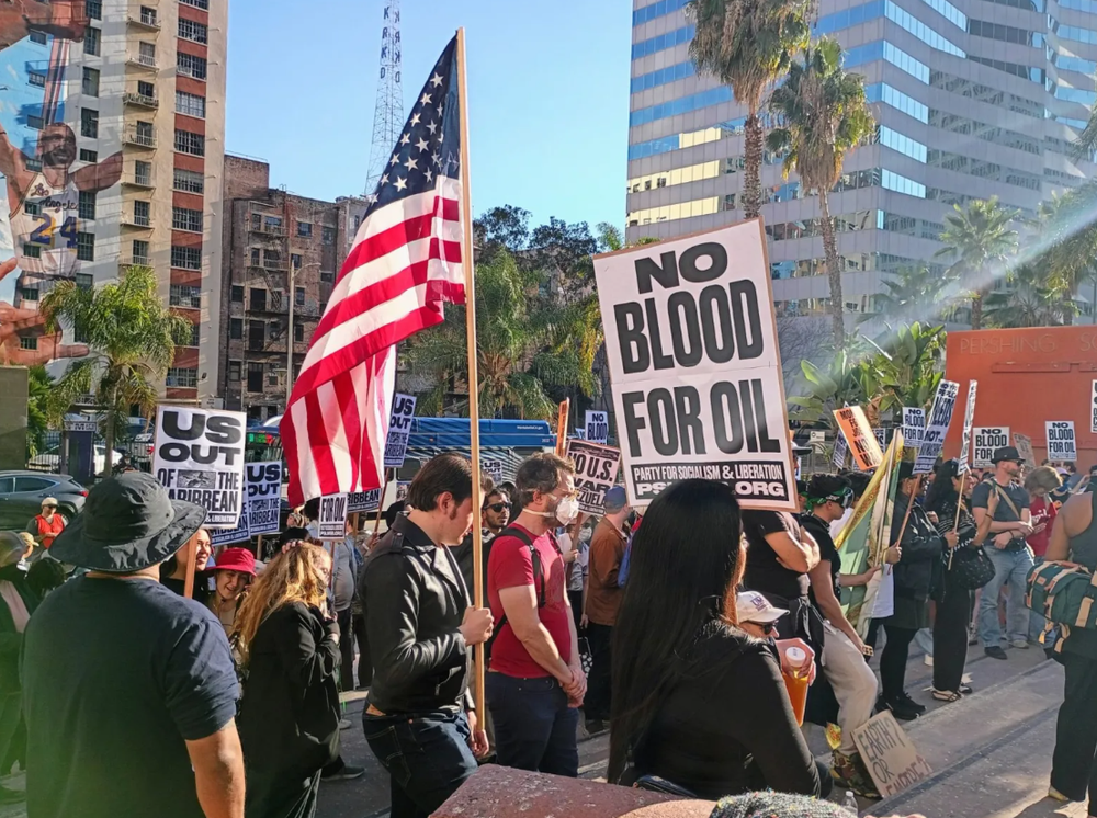 Mỹ tấn công Venezuela: Biểu tình phản chiến nổ ra tại nhiều thành phố ở Mỹ - Ảnh 1.