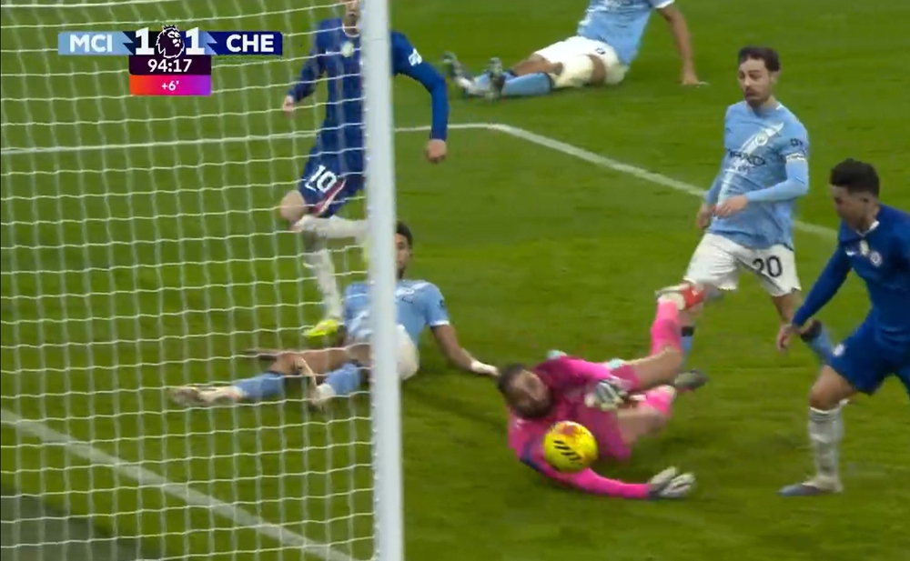 Mất điểm trước Chelsea ở phút bù giờ, Man City ngậm ngùi nhìn Arsenal bỏ cách 6 điểm - Ảnh 2.