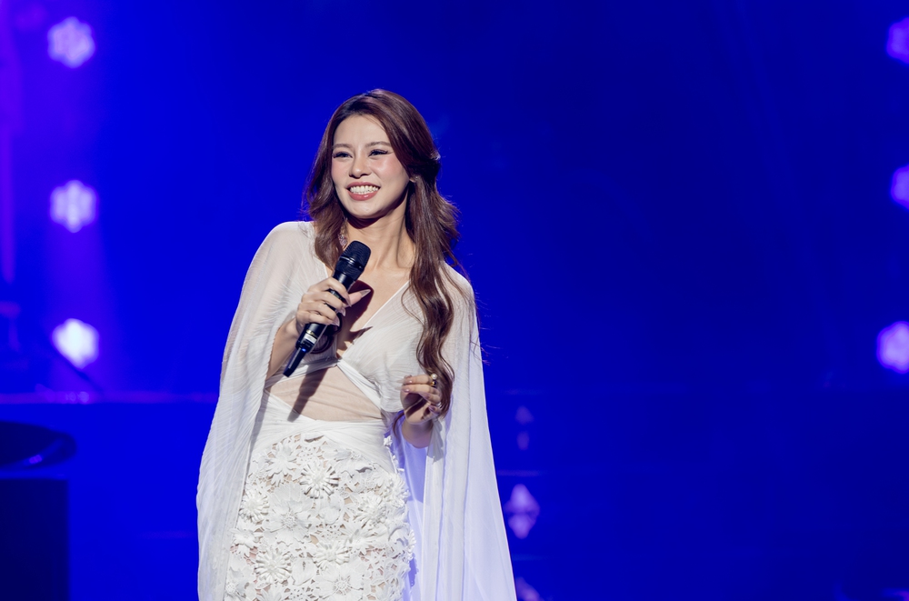 Tuấn Hưng và Bùi Lan Hương song ca trên sân khấu "Giao hưởng mùa yêu" - Ảnh 1.