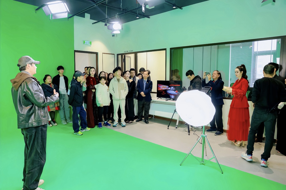 Diễn viên Mai Thu Huyền "bắt tay" đạo diễn Khải Anh đào tạo AI trong làm phim - Ảnh 6.