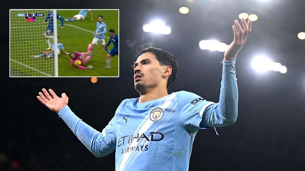 Mất điểm trước Chelsea ở phút bù giờ, Man City ngậm ngùi nhìn Arsenal bỏ cách 6 điểm - Ảnh 1.