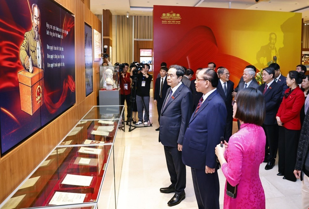 Triển lãm "80 năm Quốc hội Việt Nam đồng hành cùng dân tộc" - Ảnh 4. Triển lãm "80 năm Quốc hội Việt Nam đồng hành cùng dân tộc" - Ảnh 4.
