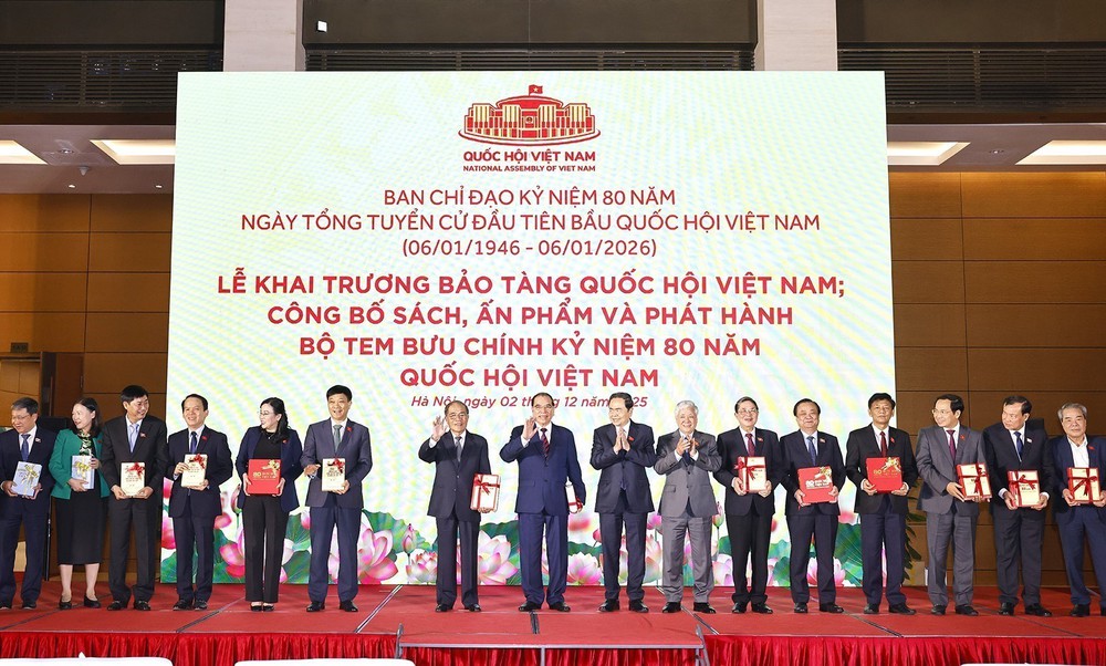 Triển lãm "80 năm Quốc hội Việt Nam đồng hành cùng dân tộc" - Ảnh 3. Triển lãm "80 năm Quốc hội Việt Nam đồng hành cùng dân tộc" - Ảnh 3.