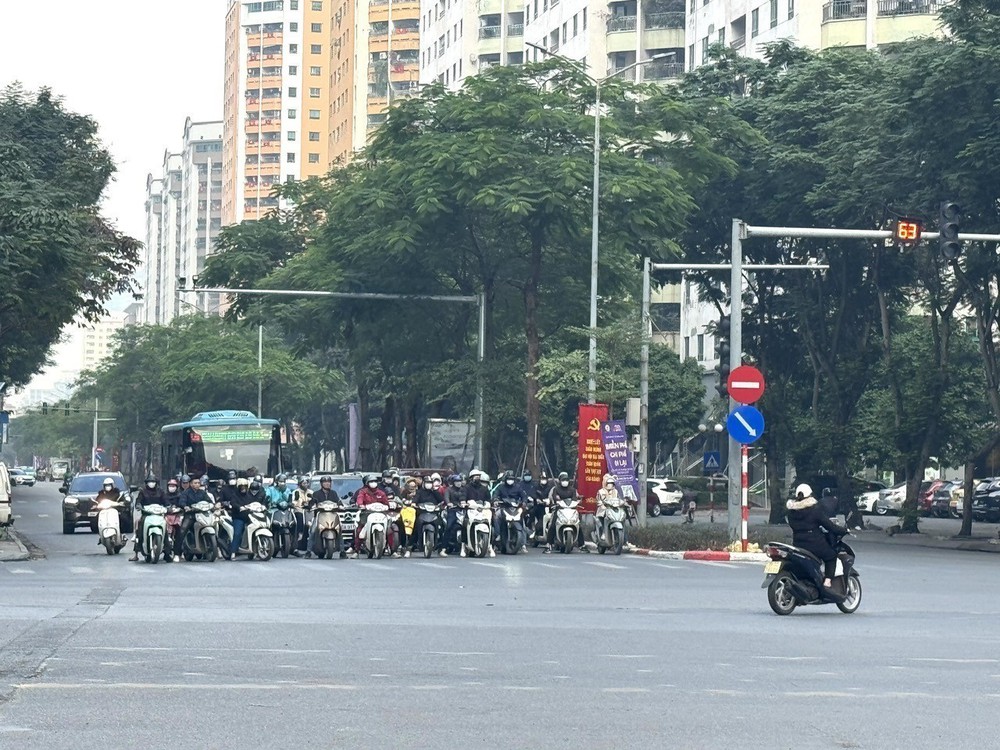 Giao thông Hà Nội ổn định buổi sáng ngày cuối cùng của kỳ nghỉ Tết Dương lịch - Ảnh 4.
