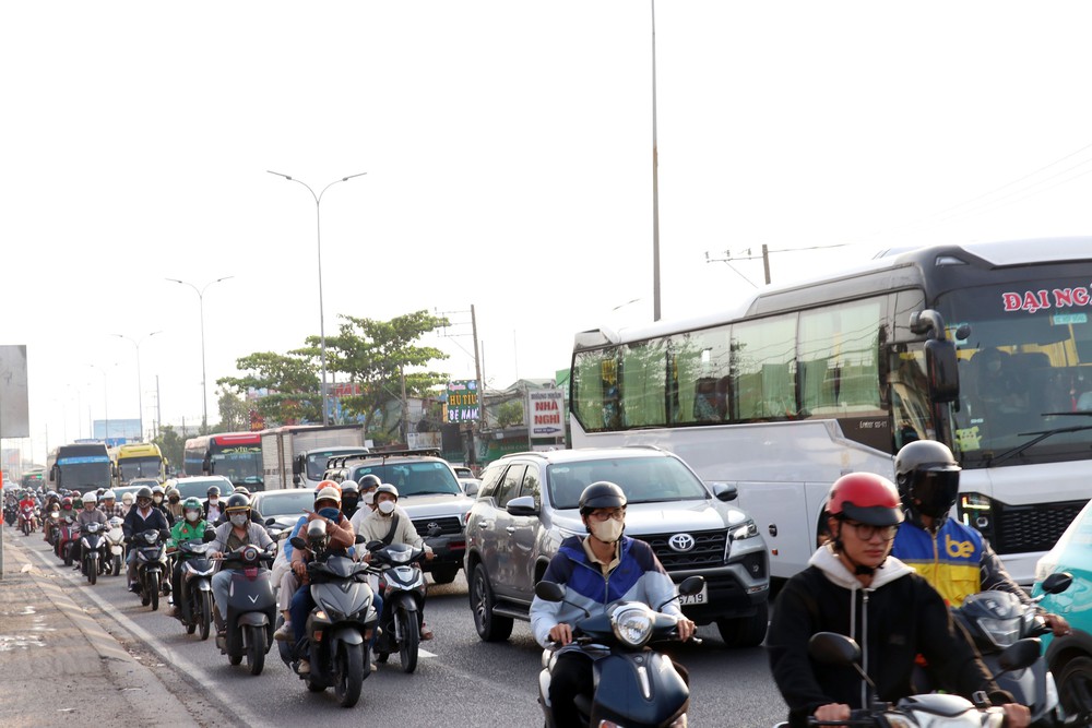 Dịp nghỉ Tết Dương lịch không xảy ra tai nạn đặc biệt nghiêm trọng, kiểm soát tốt ùn tắc giao thông - Ảnh 2.