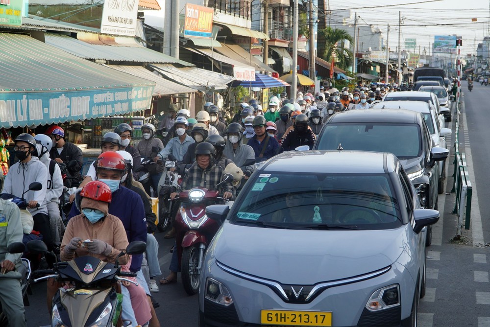Dịp nghỉ Tết Dương lịch không xảy ra tai nạn đặc biệt nghiêm trọng, kiểm soát tốt ùn tắc giao thông - Ảnh 1.