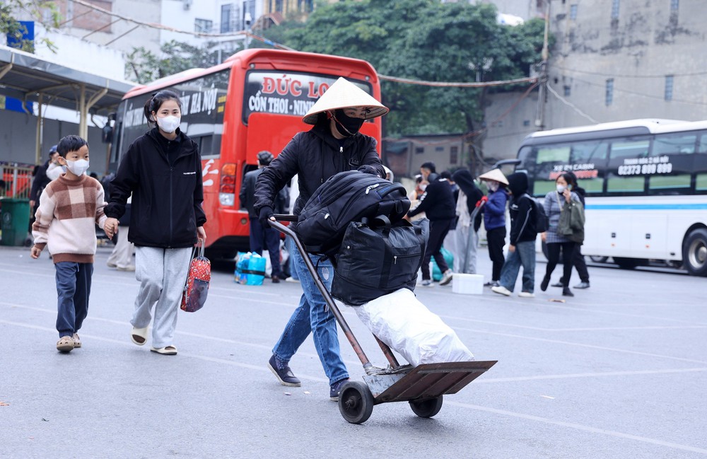 Người dân ùn ùn trở lại Thủ đô sau kỳ nghỉ Tết Dương lịch - Ảnh 6. Người dân ùn ùn trở lại Thủ đô sau kỳ nghỉ Tết Dương lịch - Ảnh 6.