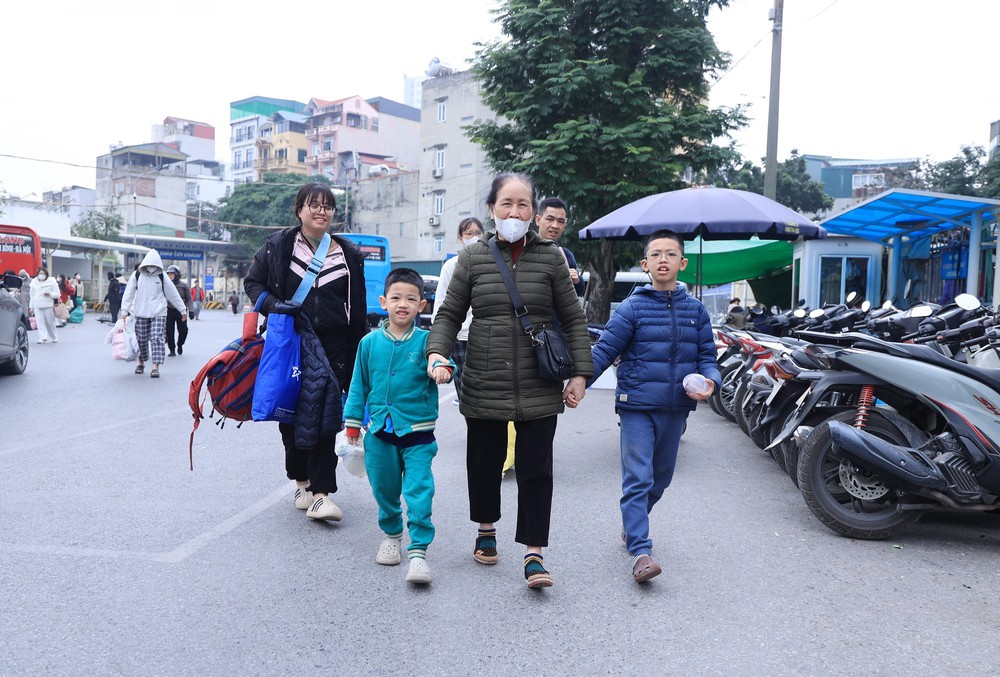 Người dân ùn ùn trở lại Thủ đô sau kỳ nghỉ Tết Dương lịch - Ảnh 3. Người dân ùn ùn trở lại Thủ đô sau kỳ nghỉ Tết Dương lịch - Ảnh 3.