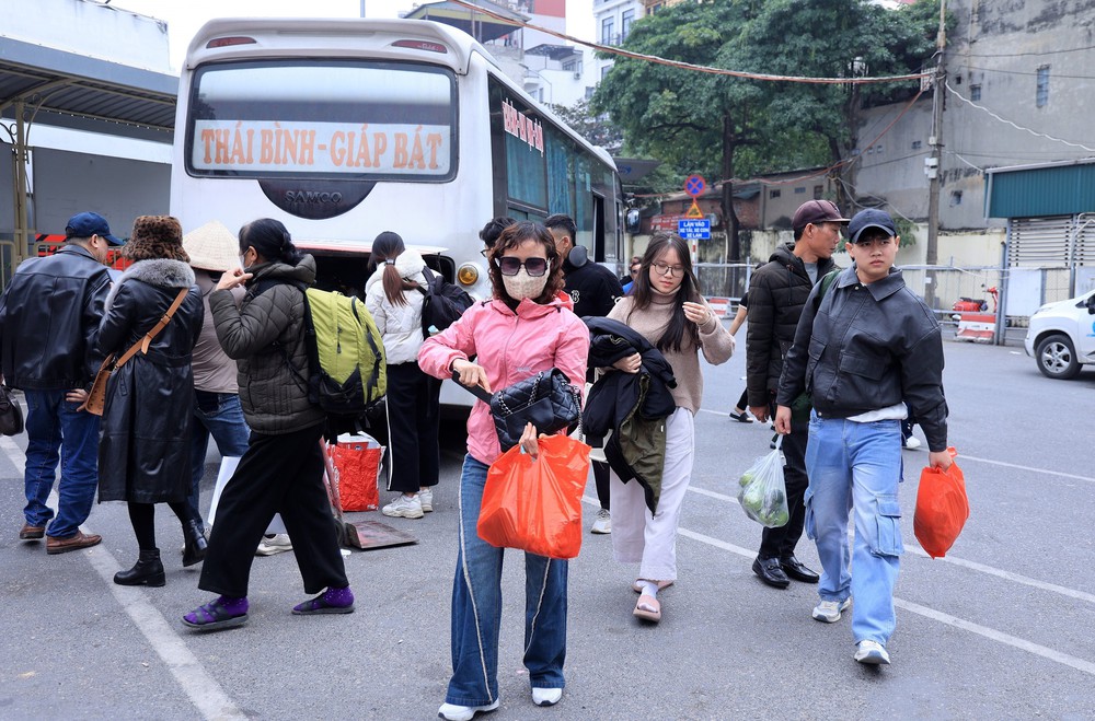 Người dân ùn ùn trở lại Thủ đô sau kỳ nghỉ Tết Dương lịch - Ảnh 1. Người dân ùn ùn trở lại Thủ đô sau kỳ nghỉ Tết Dương lịch - Ảnh 1.