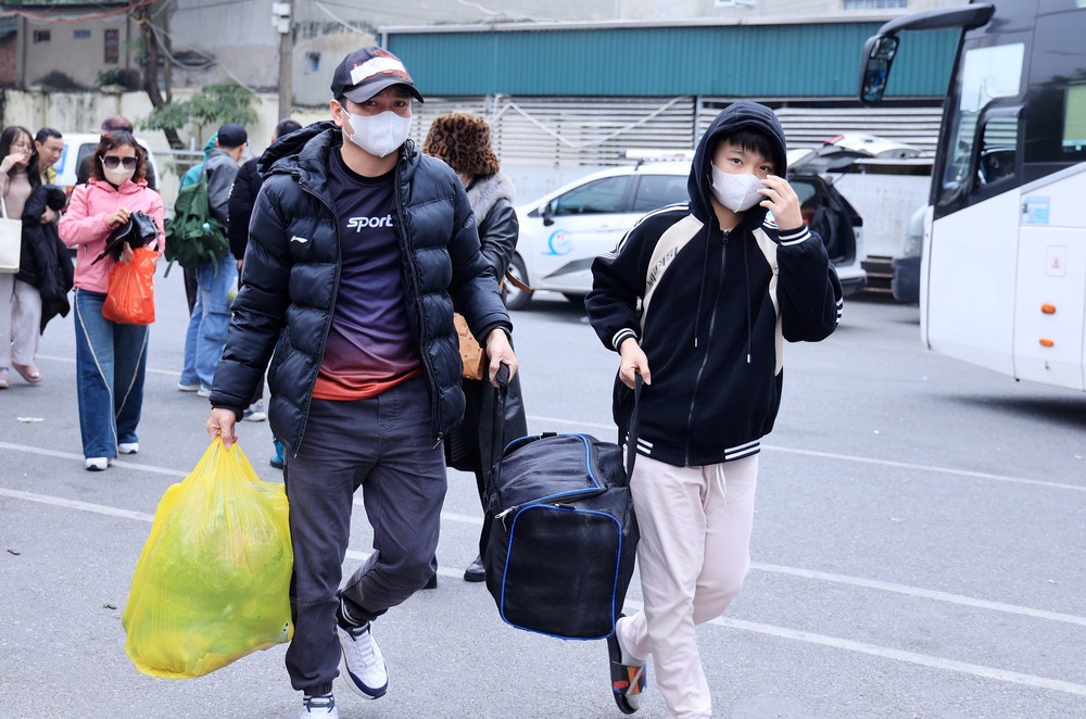 Người dân ùn ùn trở lại Thủ đô sau kỳ nghỉ Tết Dương lịch - Ảnh 5. Người dân ùn ùn trở lại Thủ đô sau kỳ nghỉ Tết Dương lịch - Ảnh 5.