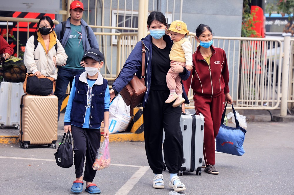 Người dân ùn ùn trở lại Thủ đô sau kỳ nghỉ Tết Dương lịch - Ảnh 2. Người dân ùn ùn trở lại Thủ đô sau kỳ nghỉ Tết Dương lịch - Ảnh 2.