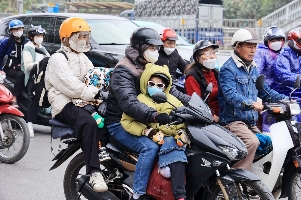 Người dân ùn ùn trở lại Thủ đô sau kỳ nghỉ Tết Dương lịch - Ảnh 8. Người dân ùn ùn trở lại Thủ đô sau kỳ nghỉ Tết Dương lịch - Ảnh 8.