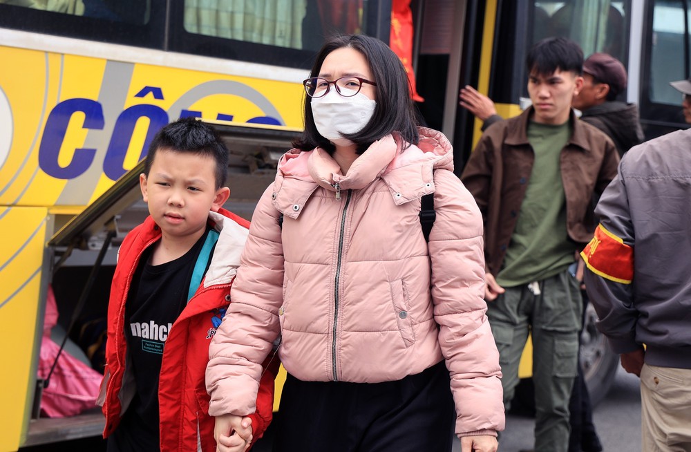 Người dân ùn ùn trở lại Thủ đô sau kỳ nghỉ Tết Dương lịch - Ảnh 4. Người dân ùn ùn trở lại Thủ đô sau kỳ nghỉ Tết Dương lịch - Ảnh 4.