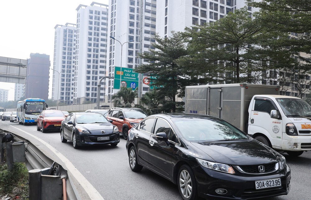 Người dân ùn ùn trở lại Thủ đô sau kỳ nghỉ Tết Dương lịch - Ảnh 10. Người dân ùn ùn trở lại Thủ đô sau kỳ nghỉ Tết Dương lịch - Ảnh 10.