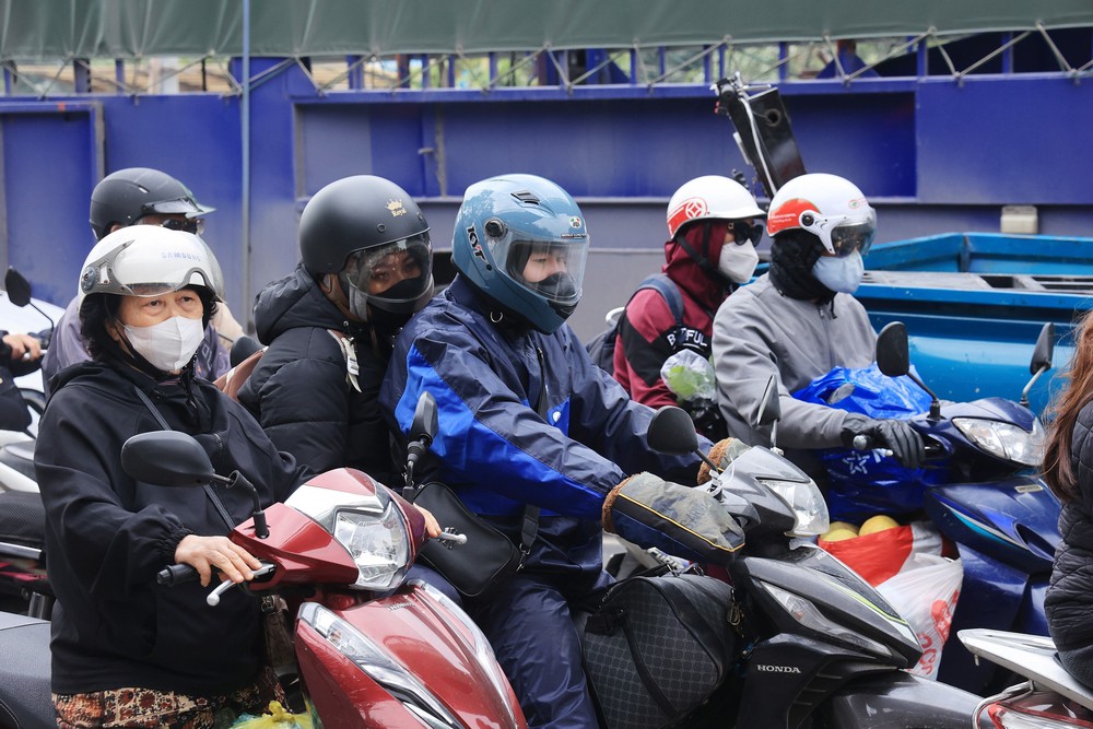 Người dân ùn ùn trở lại Thủ đô sau kỳ nghỉ Tết Dương lịch - Ảnh 7. Người dân ùn ùn trở lại Thủ đô sau kỳ nghỉ Tết Dương lịch - Ảnh 7.