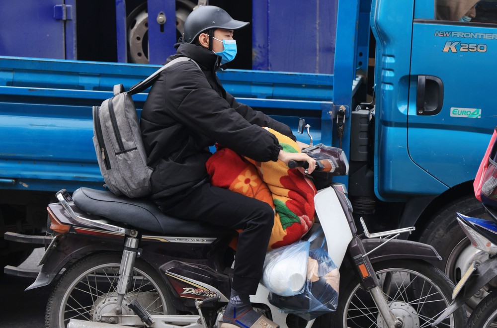 Người dân ùn ùn trở lại Thủ đô sau kỳ nghỉ Tết Dương lịch - Ảnh 9. Người dân ùn ùn trở lại Thủ đô sau kỳ nghỉ Tết Dương lịch - Ảnh 9.