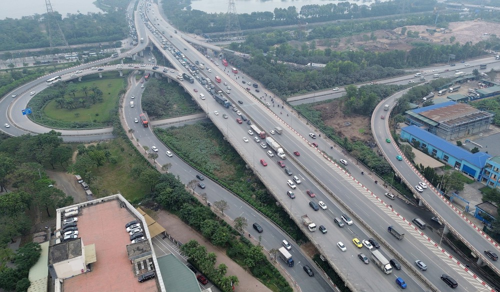 Người dân ùn ùn trở lại Thủ đô sau kỳ nghỉ Tết Dương lịch - Ảnh 12. Người dân ùn ùn trở lại Thủ đô sau kỳ nghỉ Tết Dương lịch - Ảnh 12.