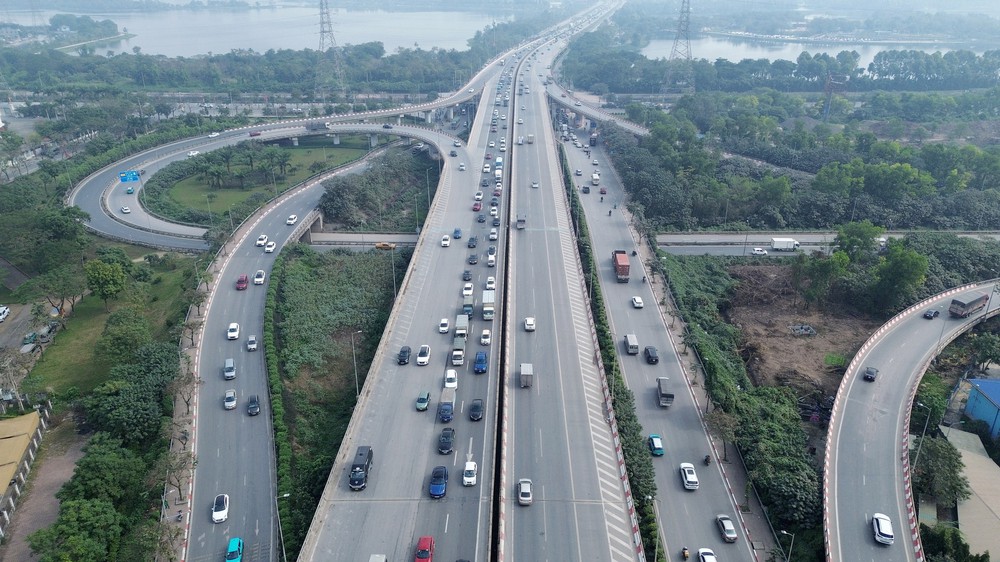 Người dân ùn ùn trở lại Thủ đô sau kỳ nghỉ Tết Dương lịch - Ảnh 13. Người dân ùn ùn trở lại Thủ đô sau kỳ nghỉ Tết Dương lịch - Ảnh 13.