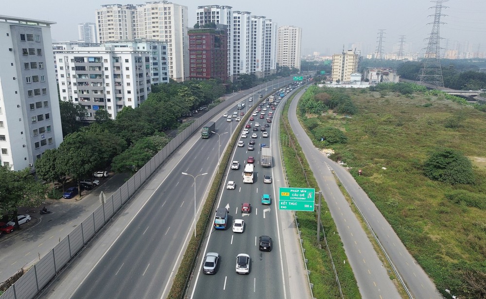 Người dân ùn ùn trở lại Thủ đô sau kỳ nghỉ Tết Dương lịch - Ảnh 15. Người dân ùn ùn trở lại Thủ đô sau kỳ nghỉ Tết Dương lịch - Ảnh 15.