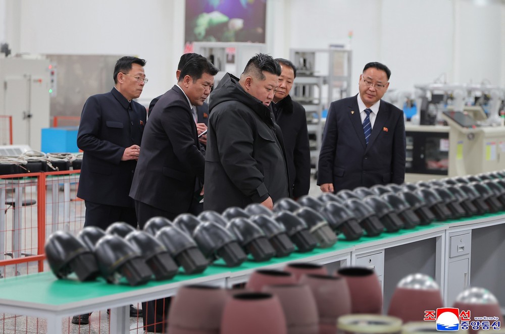 Hội đồng An ninh quốc gia Hàn Quốc họp khẩn sau khi Triều Tiên phóng tên lửa - Nhà lãnh đạo Kim Jong Un chỉ thị mở rộng năng lực sản xuất vũ khí dẫn đường chiến thuật - Ảnh 2.