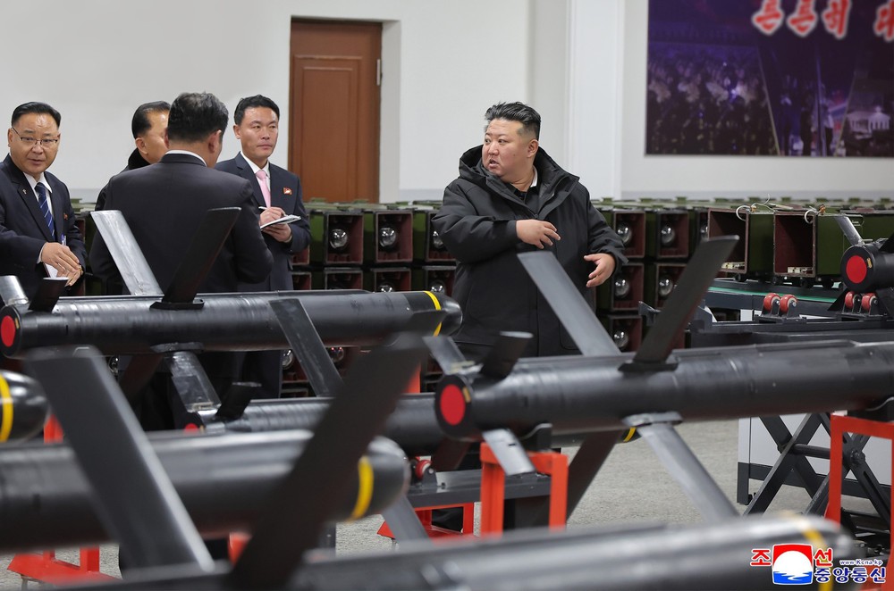 Hội đồng An ninh quốc gia Hàn Quốc họp khẩn sau khi Triều Tiên phóng tên lửa - Nhà lãnh đạo Kim Jong Un chỉ thị mở rộng năng lực sản xuất vũ khí dẫn đường chiến thuật - Ảnh 3.