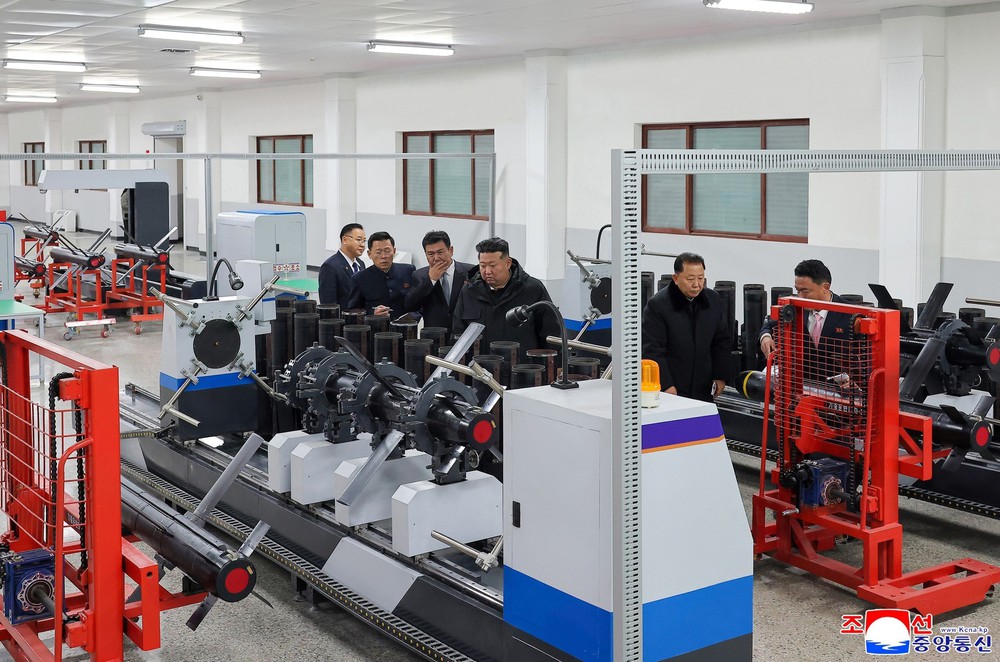 Hội đồng An ninh quốc gia Hàn Quốc họp khẩn sau khi Triều Tiên phóng tên lửa - Nhà lãnh đạo Kim Jong Un chỉ thị mở rộng năng lực sản xuất vũ khí dẫn đường chiến thuật - Ảnh 1.