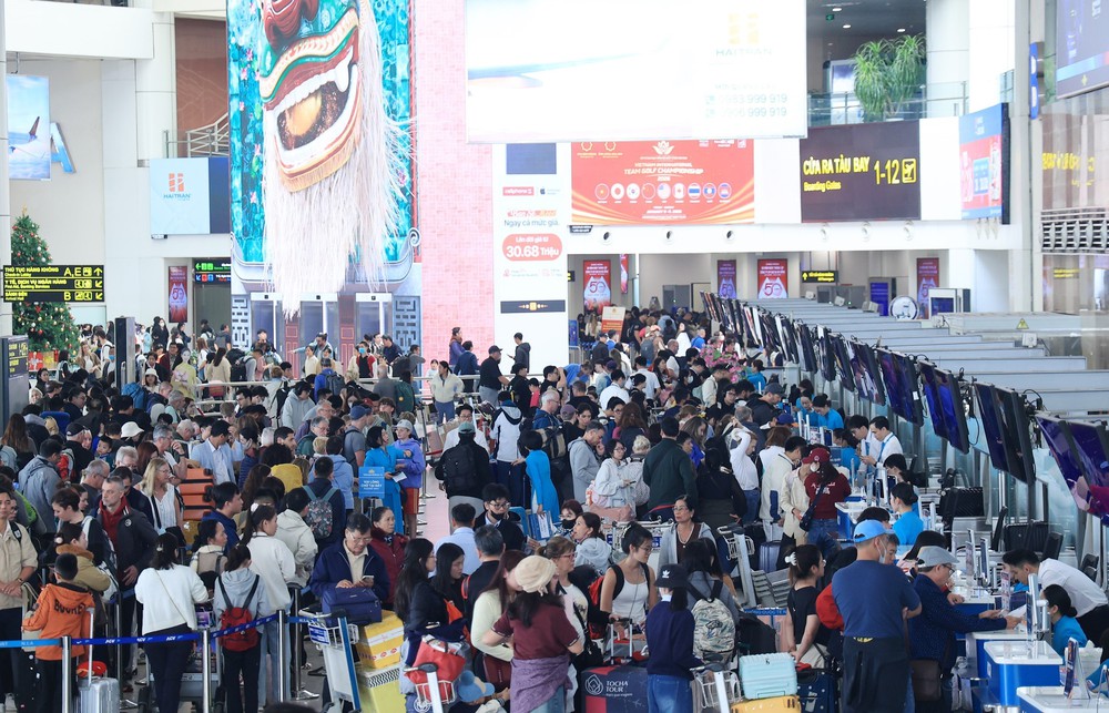 Sân bay Nội Bài đón lượng khách kỷ lục trong dịp tết Dương lịch - Ảnh 8. Sân bay Nội Bài đón lượng khách kỷ lục trong dịp tết Dương lịch - Ảnh 8.