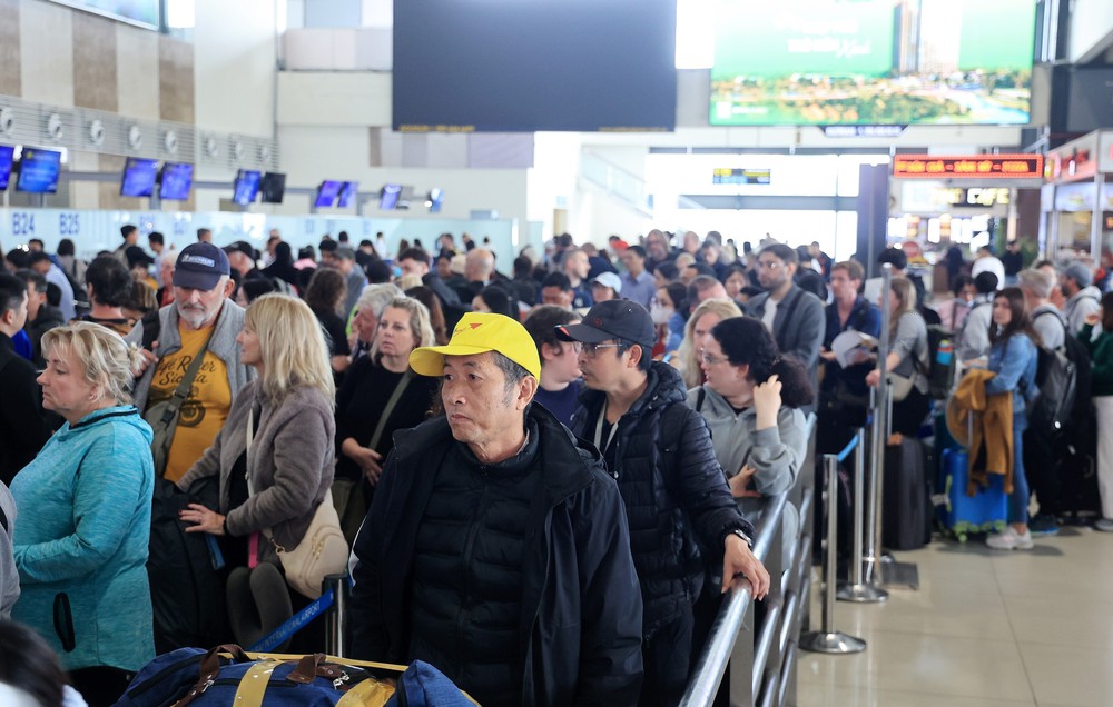 Sân bay Nội Bài đón lượng khách kỷ lục trong dịp tết Dương lịch - Ảnh 3. Sân bay Nội Bài đón lượng khách kỷ lục trong dịp tết Dương lịch - Ảnh 3.