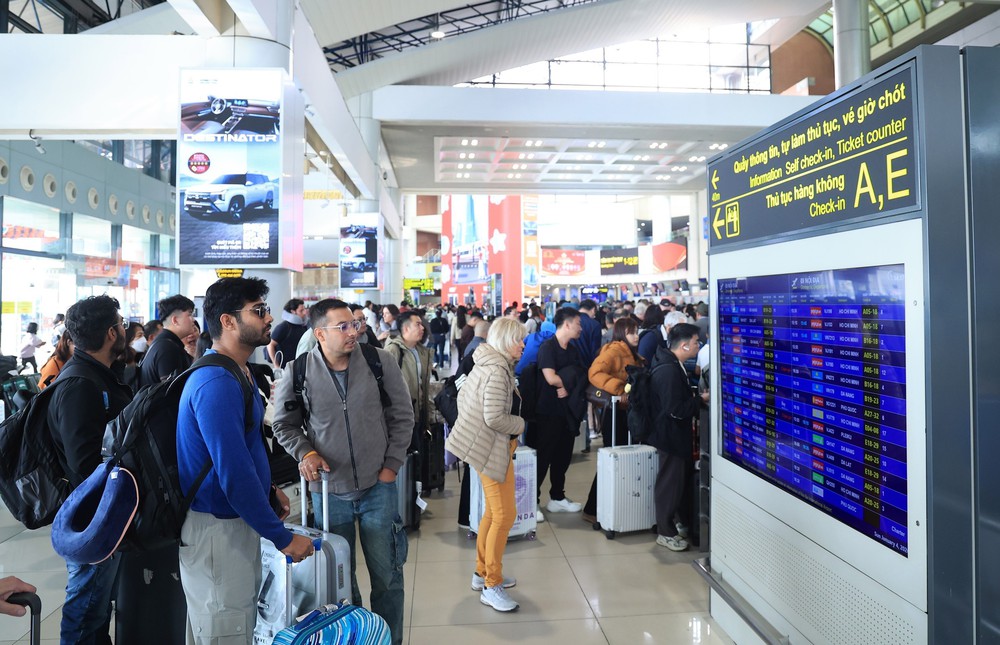 Sân bay Nội Bài đón lượng khách kỷ lục trong dịp tết Dương lịch - Ảnh 5. Sân bay Nội Bài đón lượng khách kỷ lục trong dịp tết Dương lịch - Ảnh 5.