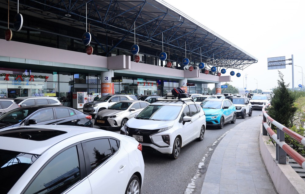 Sân bay Nội Bài đón lượng khách kỷ lục trong dịp tết Dương lịch - Ảnh 7. Sân bay Nội Bài đón lượng khách kỷ lục trong dịp tết Dương lịch - Ảnh 7.