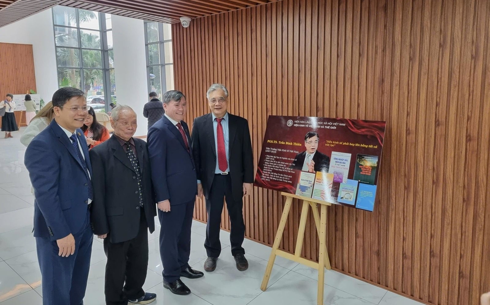 Khai trương Không gian trưng bày “Dưới cờ Đảng quang vinh: Việt Nam 40 năm đổi mới và khát vọng trong kỷ nguyên vươn mình” - Ảnh 4.