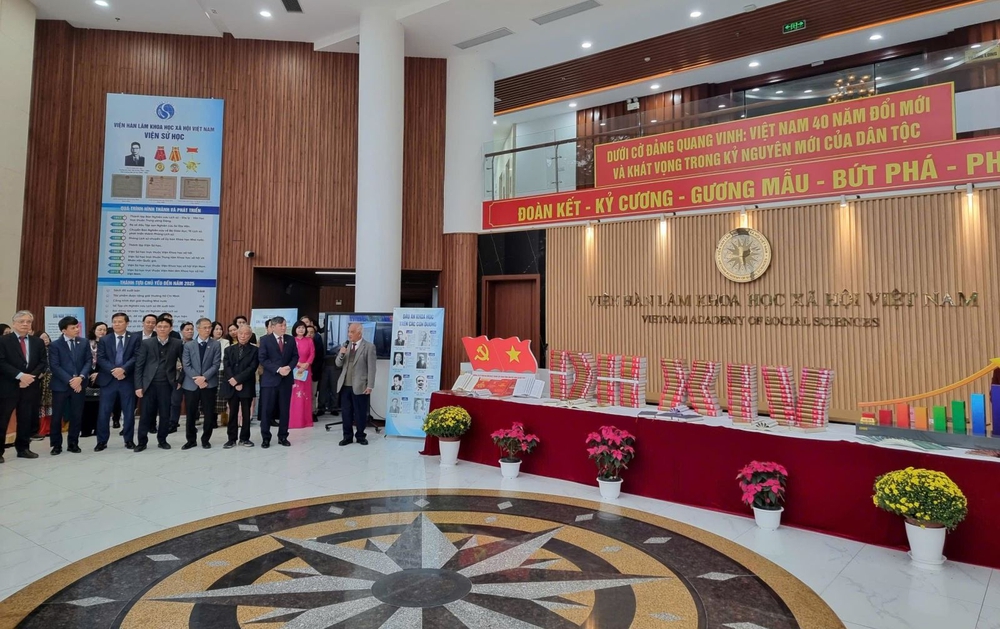 Khai trương Không gian trưng bày “Dưới cờ Đảng quang vinh: Việt Nam 40 năm đổi mới và khát vọng trong kỷ nguyên vươn mình” - Ảnh 2.