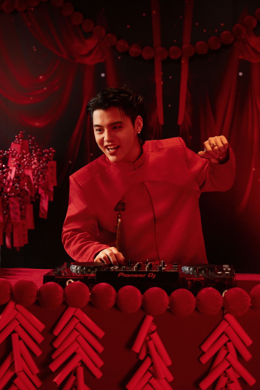 QLin tung MV Tết khuấy đảo đường đua âm nhạc 2026 - Ảnh 2. QLin tung MV Tết khuấy đảo đường đua âm nhạc 2026 - Ảnh 2.