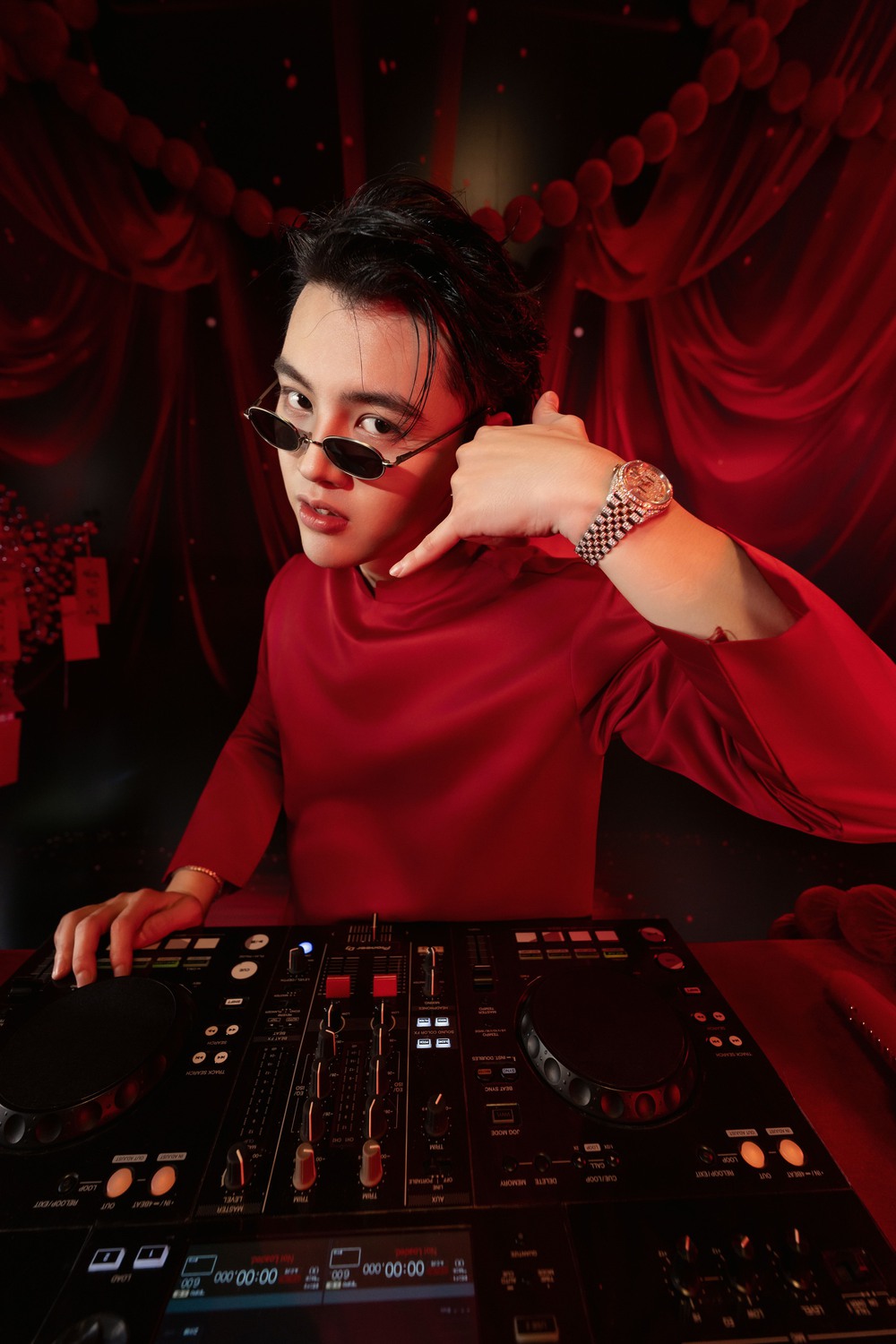 QLin tung MV Tết khuấy đảo đường đua âm nhạc 2026 - Ảnh 3. QLin tung MV Tết khuấy đảo đường đua âm nhạc 2026 - Ảnh 3.