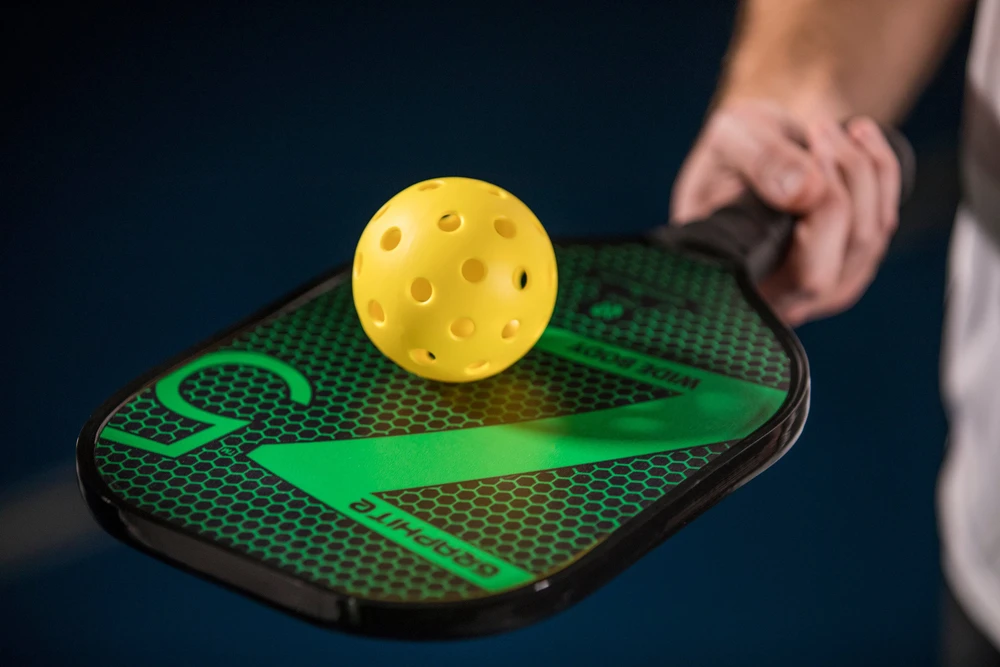Người đàn ông ngoại quốc ngừng tim khi chơi pickleball giữa thời tiết lạnh giá ở Hà Nội - Ảnh 1.
