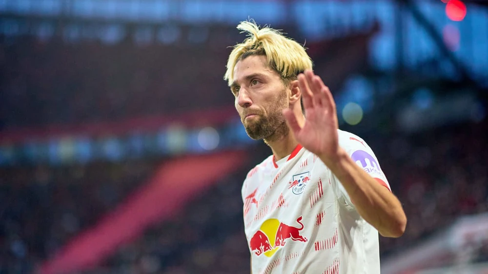 Sao Bundesliga treo giày sau khi người nhà qua đời - Ảnh 1. Sao Bundesliga treo giày sau khi người nhà qua đời - Ảnh 1.