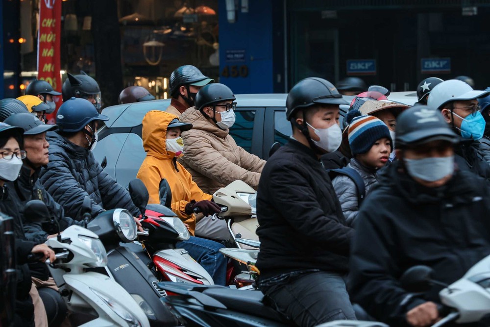 Nhịp sống Thủ đô trở lại bình thường trong ngày đầu tiên đi làm năm 2026 - Ảnh 9.