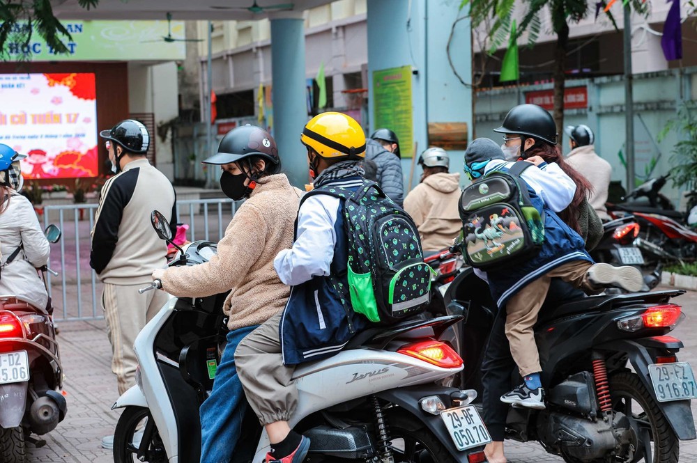 Nhịp sống Thủ đô trở lại bình thường trong ngày đầu tiên đi làm năm 2026 - Ảnh 2.