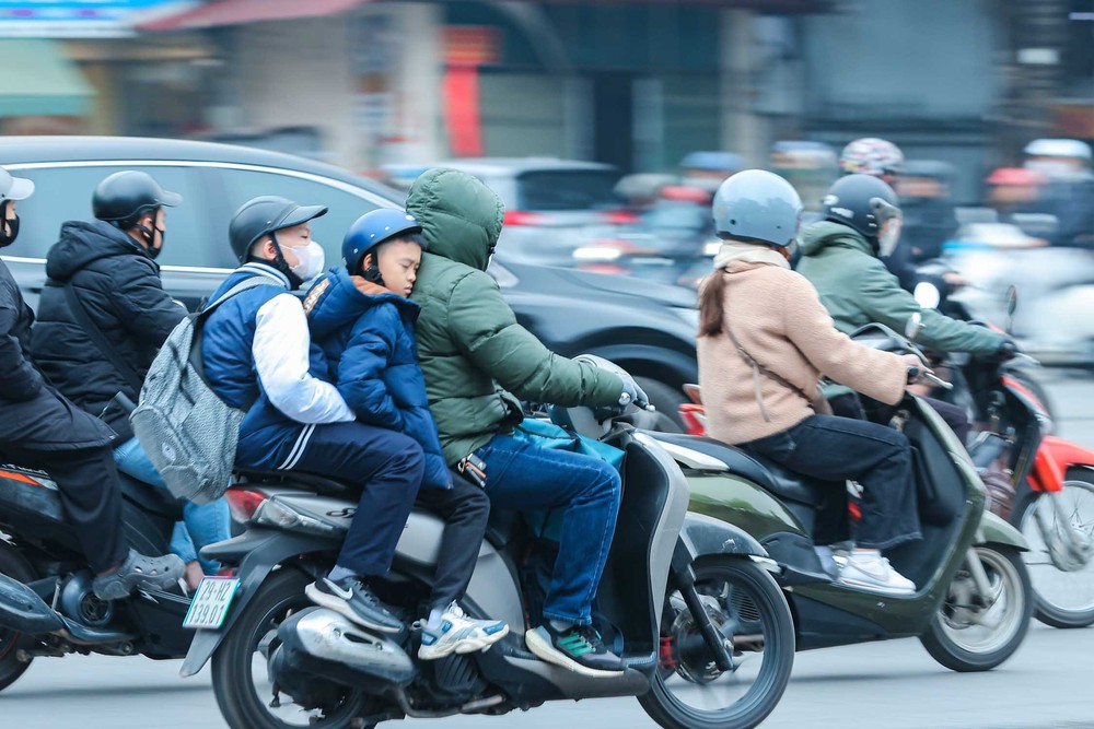 Nhịp sống Thủ đô trở lại bình thường trong ngày đầu tiên đi làm năm 2026 - Ảnh 1.