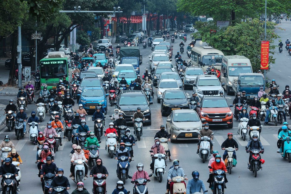 Nhịp sống Thủ đô trở lại bình thường trong ngày đầu tiên đi làm năm 2026 - Ảnh 11.