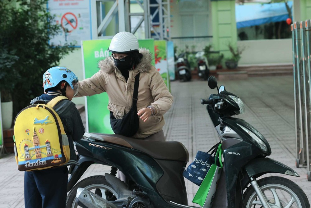 Nhịp sống Thủ đô trở lại bình thường trong ngày đầu tiên đi làm năm 2026 - Ảnh 3.