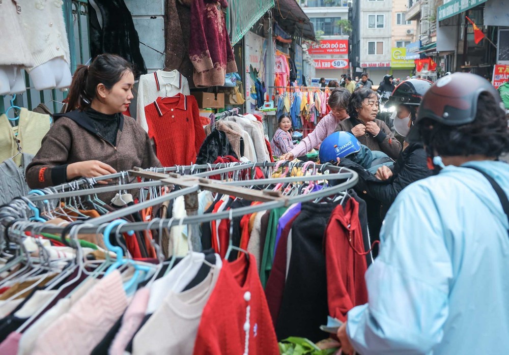 Nhịp sống Thủ đô trở lại bình thường trong ngày đầu tiên đi làm năm 2026 - Ảnh 7.