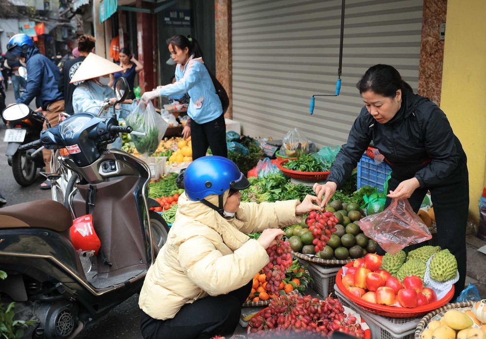 Nhịp sống Thủ đô trở lại bình thường trong ngày đầu tiên đi làm năm 2026 - Ảnh 5.