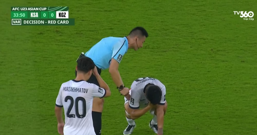 Đối thủ của tuyển trẻ Việt Nam mất ngôi sao chủ lực sau tấm thẻ đỏ của trọng tài Trung Quốc - Ảnh 2. Đối thủ của tuyển trẻ Việt Nam mất ngôi sao chủ lực sau tấm thẻ đỏ của trọng tài Trung Quốc - Ảnh 2.