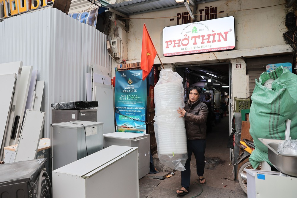 Các hộ dân bàn giao mặt bằng dự án công viên phía Đông hồ Hoàn Kiếm - Ảnh 4. Các hộ dân bàn giao mặt bằng dự án công viên phía Đông hồ Hoàn Kiếm - Ảnh 4.